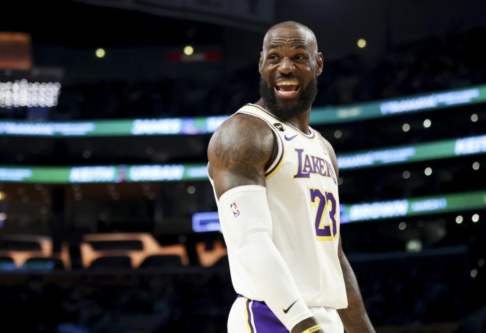 星空体育app下载-才打28场比赛，就改变NBA格局，难怪你41岁能拿5267万顶薪